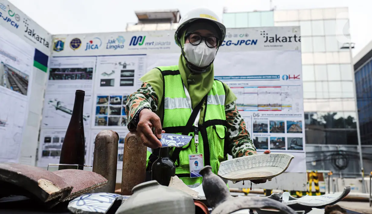 Artefak yang ditemukan di sepanjang proyek MRT CP203 Glodok-Kota, Jakarta, Selasa (20/9/2022). Artefak mulai dari pecahan keramik, botol, dan bata zaman kolonial ditemukan sepanjang proyek MRT CP203 Bundaran HI-Kota, Jakarta Barat. (Liputan6.com/Faizal Fanani)