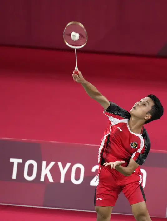 Pebulu tangkis Indonesia Anthony Sinisuka Ginting saat melawan pebulu tangkis Jepang Kanta Tsuneyama pada pertandingan tunggal putra Olimpiade Tokyo 2020 di Tokyo, Jepang, Kamis (29/7/2021). Ginting lolos ke perempat final Olimpiade Tokyo 2020 usai mengalahkan Kanta. (AP Photo/Markus Schreiber)