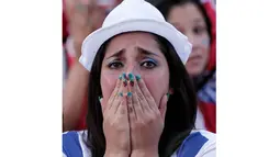 Usai dikalahkan Belanda, seorang wanita tampak bersedih atas kekalahan tim Kosta Rika, Brasil, Sabtu (5/7/14). (REUTERS/Juan Carlos Ulate)