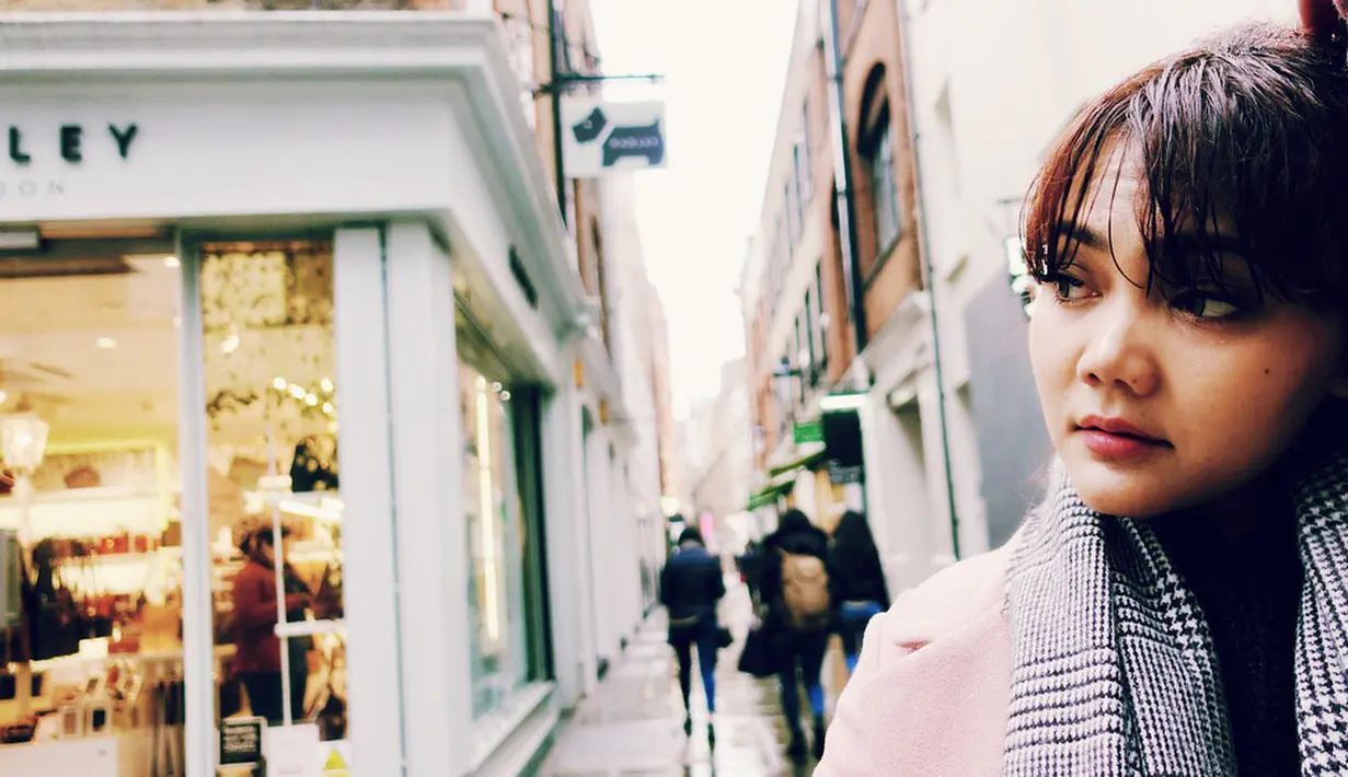 London, Inggris, merupakan destinasi yang dipilih Rina untuk berlibur dan menenangkan diri sejenak. Sejak beberapa hari lalu, Rina mengunggah foto-foto di akun Instagramnya sedang berada di London. (Instagram/rinanose16)