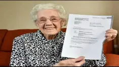 Doris Ayling, seorang nenek asal Inggris, mendapat kejutan dari Fareham Community Hospital. Pihak rumah sakit tersebut mengirim sepucuk surat kepada Ayling untuk mengabarkan bahwa ia tengah mengandung seorang anak dan diminta datang untuk mengecek ko...