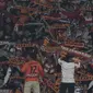 Suporter Persija Jakarta, The Jakmania, memberikan dukungan saat melawan Bhayangkara FC pada laga Liga 1 di SUGBK, Jakarta, Jumat (23/3/2018). Kedua klub bermain imbang 0-0. (Bola.com/Vitalis Yogi Trisna)