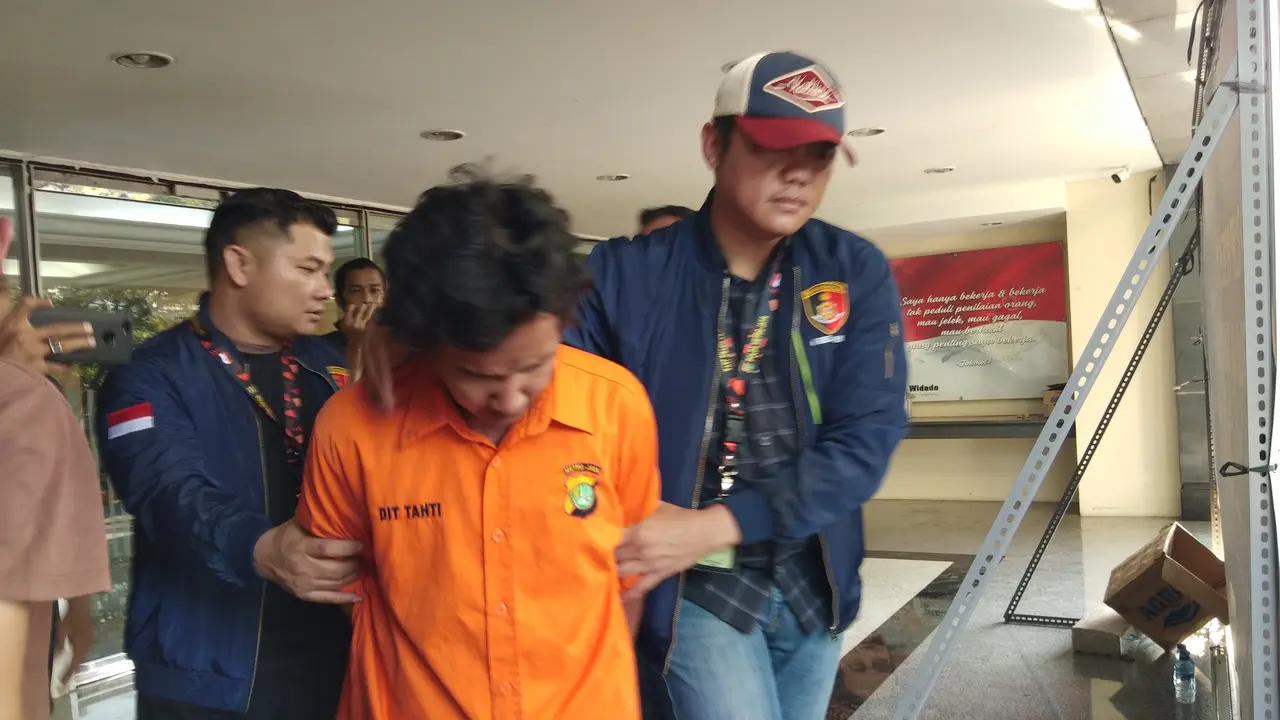 Teror penyiraman air keras di Jakarta Barat terkuak. Pelakunya berinisal FY (29) ditangkap di Jalan Meruya, Jumat (15/11/2019) kemarin.