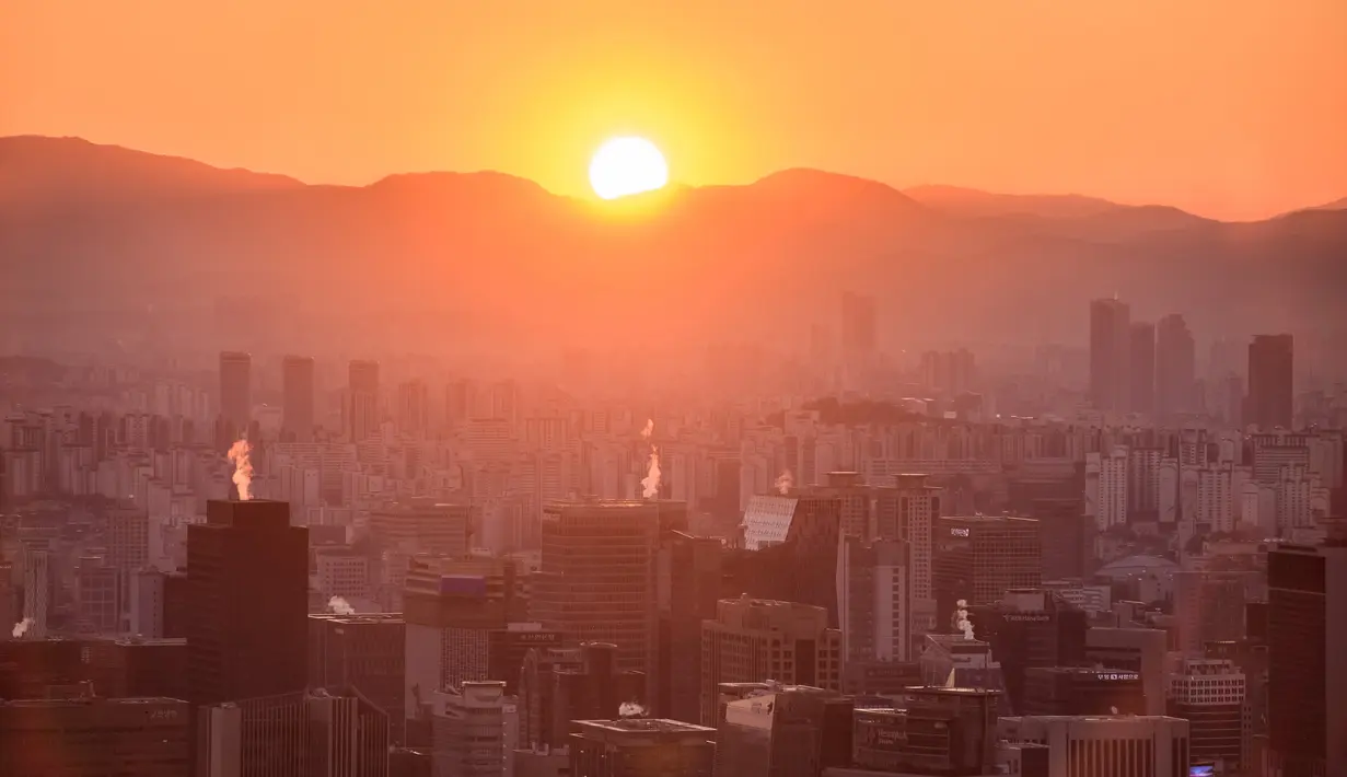 Pemandangan kota Seoul saat matahari terbit di Korea Selatan (31/10). Seoul terletak di barat laut negara, di bagian selatan DMZ Korea, di Sungai Han. (AFP Photo/Ed Jones)