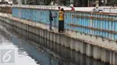 Para pekerja menyelesaikan pembangunan turap di sepanjang Kali Grogol, Jakarta, Senin (21/11). Pembangunan turap dilakukan untuk mencegah meluapnya air kali saat hujan dan ditargetkan selesai 20 Desember 2016. (Liputan6.com/Gempur M Surya)