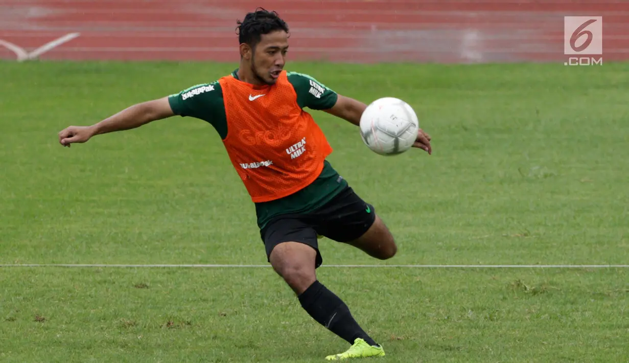 Pemain Timnas Indonesia U-22, Gian Zola menendang bola saat berlatih di Stadion Madya, Jakarta, Kamis(24/1). Timnas Indonesia U-22 mengasah teknik finishing dan transisi. (Bola.com/Yoppy Renato)