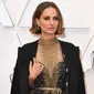 Natalie Portman mengenakan jubah di atas gaun hitam saat menghadiri ajang Academy Awards ke-92 atau Oscar 2020 di Dolby Theatre, Los Angeles, Minggu (9/2/2020). Portman mengenakan jubah Dior yang disulam dengan nama-nama sutradara perempuan yang tidak mendapatkan Oscar tahun ini. (Robyn Beck/AFP)