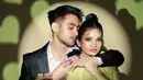 Kedua artis muda ini bahkan terlihat tak canggung saat berpose mesra. Bahkan, karena hal ini pula banyak netizen yang memuji keduanya di media sosial. (Liputan6.com/IG/@fdphotography90)