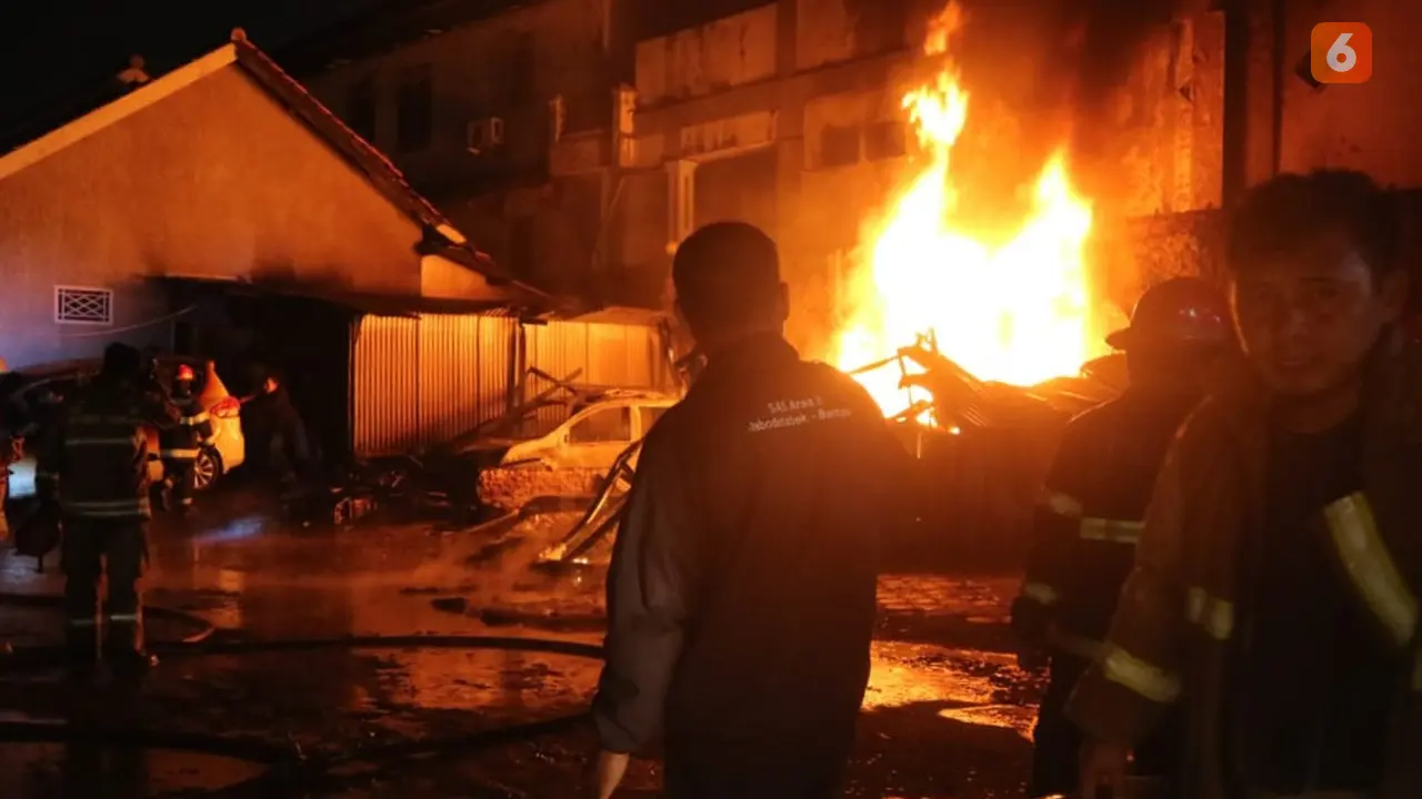 Lapak Bensin Eceran Yang Terbakar, Hanguskan Dua Mobil Dan Enam Motor. (Jumat, 27/01/2023). (Yandhi Deslatama/Liputan6.com).