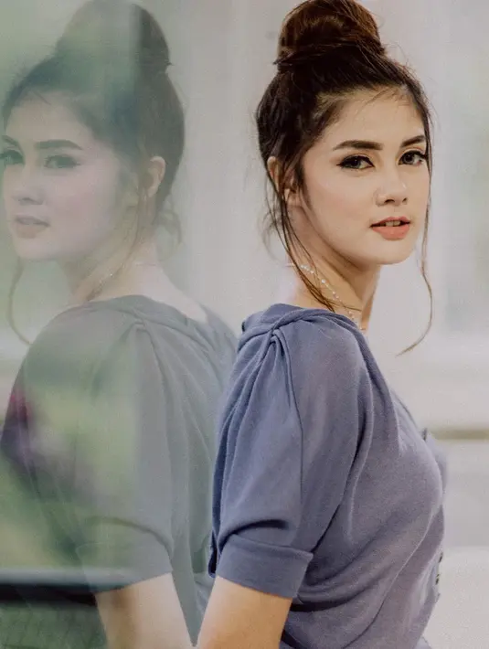 Paduan outfit abu-abu dengan kulit putih yang dimiliki Biby sangat pas banget. Nampaknya ini adalah salah satu foto preweddingnya bersama Rifky. Coba lihat tampilan Biby begitu elegan dengan gaya bun hairnya. (Instagram/Bibyalraen13)