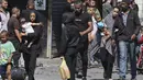 "Ada sekitar tiga ribu orang yang telah meninggalkan kamp sejauh ini," kata Wakil gubernur Jenin, Kamal Abu al-Roub, dikutip AFP, Selasa (4/7/2023). (AFP/Jaafar Ashtiyeh)