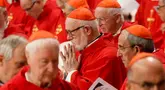 Para kardinal menghadiri saat menghadiri misa di Basilika Santo Petrus di Vatikan, pada 28 April 2025. (Dimitar DILKOFF/AFP)