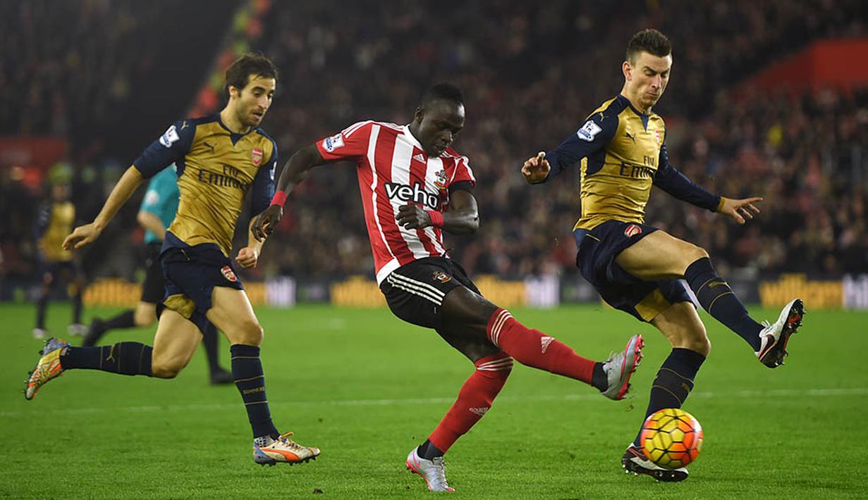 Pemain Southampton, Sadio Mane, berusaha melewati bek Arsenal, Laurent Koscielny, pada laga Liga Inggris. Meski penguasaan bola 56 persen namun The Gunners tetap kalah. (Reuters/Alan Walter)