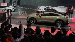 Pameran yang selalu jadi panggung bagi pabrikan otomotif global untuk memamerkan inovasi terbarunya akan berlangsung hingga 3 Mei 2026 mendatang. Tampak dalam foto, Presiden dan CEO Porsche China, Alexander Pollich, berbicara di samping Porsche Cayenne setelah diluncurkan di Beijing Auto Show 2026 atau Auto China 2026, Jumat 24 April 2026. (AP Photo/Andy Wong)