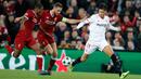 Pemain Sevilla, Joaquin Correa berusaaa merebut bola dari pemain Liverpool, Joe Gomez dan Jordan Henderson pada laga Grup E Liga Champions di Stadion Anfield, Rabu (13/9). Sevilla berhasil menahan imbang Liverpool dengan skor 2-2 (AP Photo/Frank Augstein)