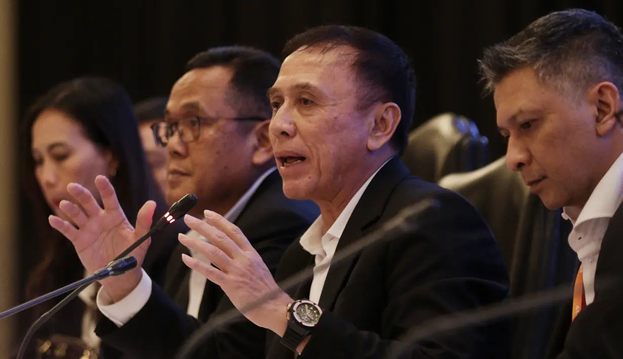 Ketua Umum PSSI, Mochamad Iriawan, memberikan keterangan usai KLB PSSI di Hotel Shangri-La, Jakarta, Minggu (2/11/2019). Iwan akan memimpin PSSI selama empat tahun, dari 2019 hingga 2023. (Bola.com/M Iqbal Ichsan)