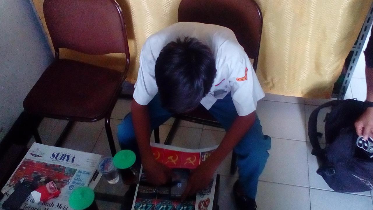 Kurang Belajar Sejarah, Siswa SMK Ditangkap Bawa Stiker Terlarang