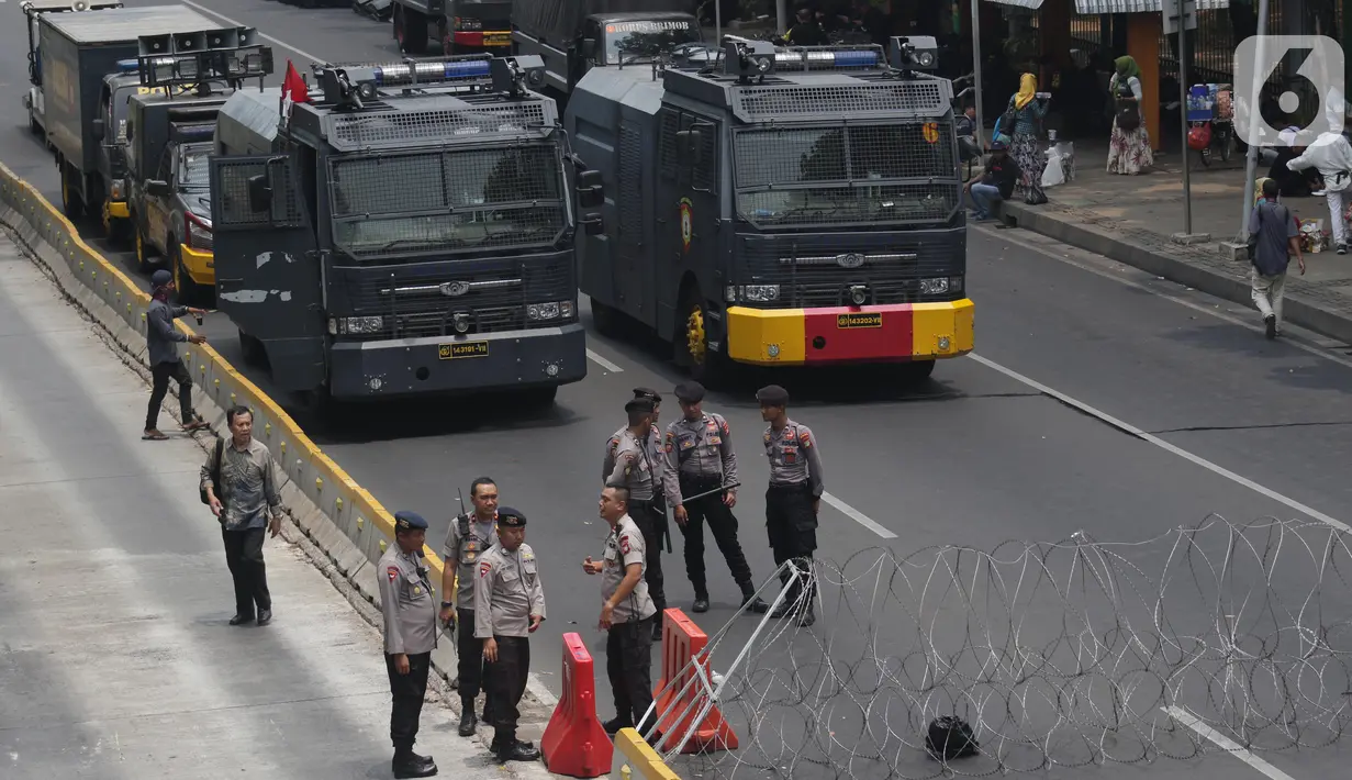 Kendaraan taktis Kepolisian disiagakan di ruas Jalan Medan Merdeka Barat, Jakarta, Senin (28/10/2019). Penutupan ini antisipasi aksi unjuk rasa mahasiswa mendesak Presiden Jokowi segera mengeluarkan Perppu KPK. (Liputan6.com/Helmi Fithriansyah)