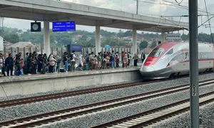 KCIC mengecam tindakan penumpang yang menahan pintu kereta cepat Whoosh. (Foto: KCIC)