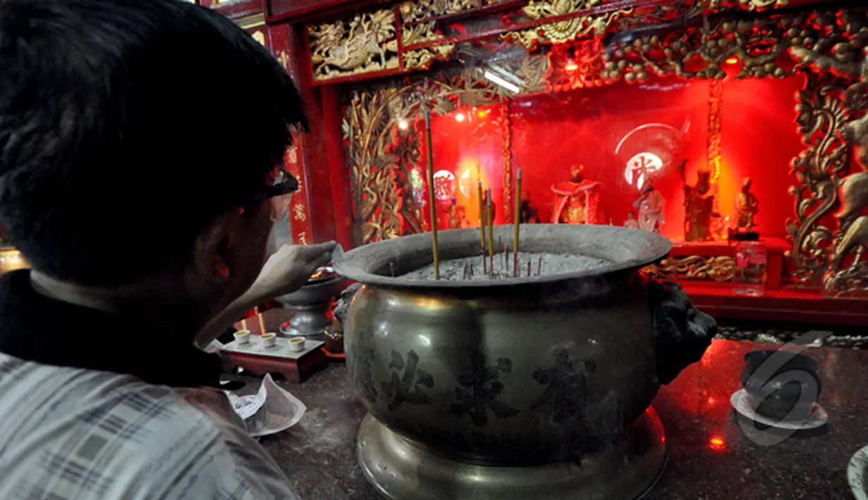 Seorang pengurus Vihara tampak membersihkan tungku dupa. Pembersihan ini dilakukan agar umat yang datang beribadah bisa menikmati kenyamanan dan khusyuk dalam berdoa, Kawasan kota Tua, Jakarta, Jumat (6/2/2015). (Liputan6.com/Faizal Fanani)