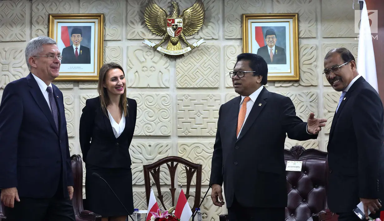 Ketua DPD RI Oesman Sapta Odang (kedua kanan) menerima kunjungan Ketua Senat Polandia Stanislaw Karczewski (kedua kiri) di Gedung Nusantara III, Senayan, Jakarta, Selasa (3/10). (Liputan6.com/Johan Tallo)