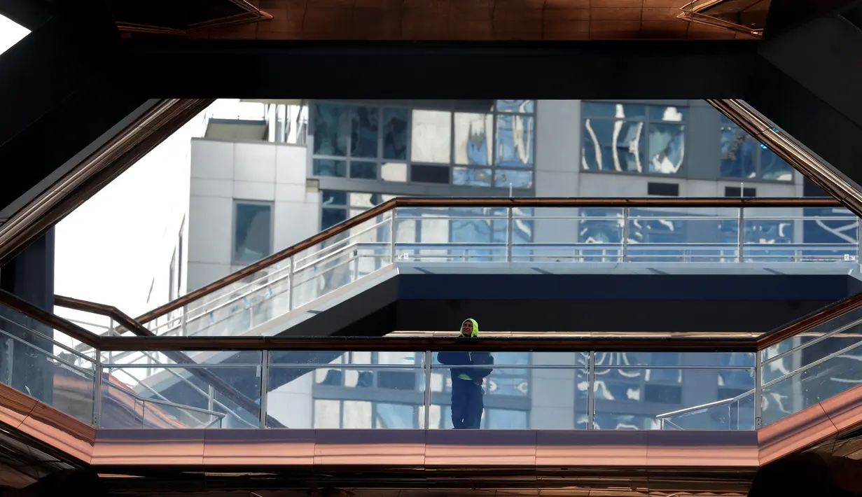 Detail konstruksi bangunan Vessel di proyek pembangunan Hudson Yards, Manhattan West Side, New York, AS, Selasa (12/3). Dengan 155 tangga, bangunan ini memiliki 2.500 anak tangga. (REUTERS/Mike Segar)