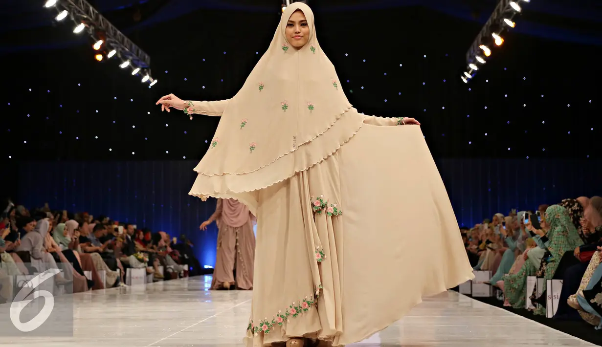 Model membawakan busana muslim rancangan Si.Se.Sa: Syar'i for Urban, Jakarta, Rabu (10/2). Peragaan menampilkan 61 koleksi dalam tujuh rangkaian babak produk terbaru Si.Se.Sa dengan rentang warna pastel yang lebar. (Liputan6.com/Immanuel Antonius)