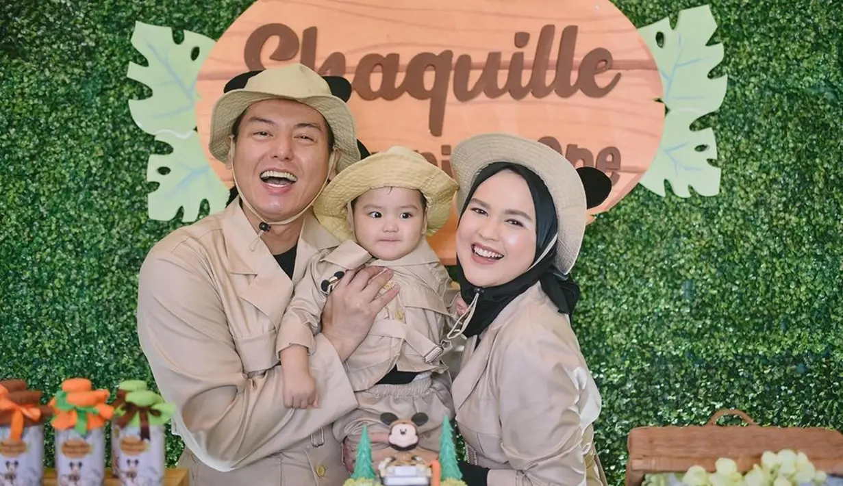 Lahir pada Juli 2020, ini adalah perayaan ulang tahun Baby Shaquille pada Juli 2021 lalu. Cut Meyriska dan Roger Danuarta usung tema kebun binatang untuk acara ulang tahun sang buah hati. Pakai outfit lucu, tak sedikit warganet yang gemas melihat kehangatan keluarga Cut Meyriska ini. Ekspresi gemas Baby Shaquille pun bikin warganet salah fokus. (Liputan6.com/IG/@cutratumeyriska)