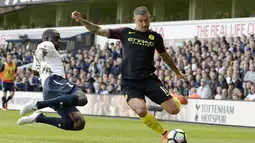 Moussa Sissoko (kiri) saat berebut bola dengan pemain Manchester City, Aleksandar Kolarov pada laga Premier League di White Hart Lane, London (2/10/2016).  (EPA/Will Oliver)