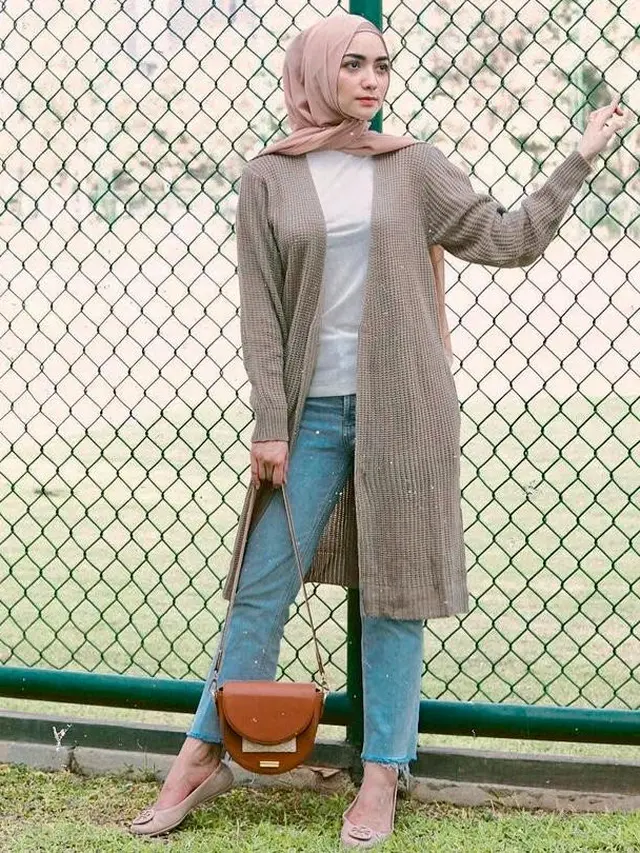 9 Inspirasi Styling Baju Simple Hijab dengan Celana Jeans dari Irish Bella hingga Syahrini