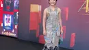 Widi Mulia hadir mengenakan atasan cross neck motif nusantara dipadukan rok panjang model mermaid dengan aksen batik.  [@widimulia]