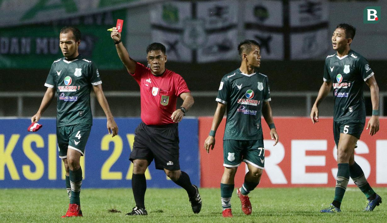 Setelah kejadian tersebut, tensi laga semakin panas. Alhasil sebuah tekel keras dilepaskan Syaiful Ramadhan pada Rangga Muslim. Kartu merah pun diberikan wasit kepada kapten PSMS Medan itu. (Bola.com/Ikhwan Yanuar)