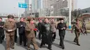 Pemimpin Korea Utara Kim Jong Un (tengah) memeriksa lokasi kompleks perumahan 10.000-flat yang sedang dibangun di Pyongyang (16/3/2022). Kim mengunjungi lokasi pembangunan 10.000 rumah di distrik Songsin dan Songhwa di Pyongyang timur yang hampir selesai. (AFP/STR/KCNA Via KNS)