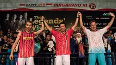 Pebulutangkis legendaris dunia Lee Chong Wei, Taufik Hidayat (tengah) dan Peter Gade (kanan) mengangkat tangan usai laga Yonex Legends Vision di GOR Asia Afrika, Jakarta, Senin (17/8/2015). (Bola.com/Vitalis Yogi Trisna)
