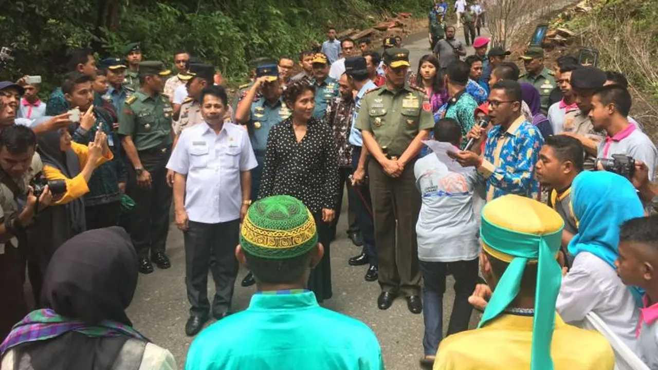 Menteri Kelautan dan Perikanan Susi Pudjiastuti meresmikan ekowisata kebun kima di Pantai Teluk Tihlepuai, Negeri Morela, Kabupaten Maluku Tengah. (Foto: Humas KKP) 