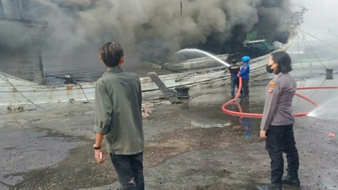 Polisi melakukan olah TKP kebakaran kapal di Pelabuhan Bitung.