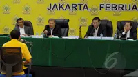 Anggota majelis hakim Andi Mattalata (kedua kiri) memberikan pertanyaan pada saksi dari kubu Aburizal Bakrie saat sidang Mahkamah Partai Golkar di Kantor DPP Partai Golkar, Jakarta, Rabu (25/2/2015). (Liputan6.com/Andrian M Tunay)