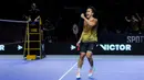 Pebulu tangkis tunggal putra Indonesia, Anthony Ginting dari tim Hurricanes melakukan selebrasi setelah mencetak poin ke arah pebulu tangkis Jepang, Kodai Naraoka dari tim Rockets dalam laga tunggal putra Badminton XL 2025 di Istora Senayan, Jakarta, Minggu (05/10/2025). (Bola.com/Bagaskara Lazuardi)