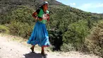 Wanita suku Raramuri dari ras Tarahumara mengikuti lomba lari maraton Ultra Trail Cerro Rojo di negara bagian Chihuahua, Meksiko, Sabtu (15/7). Dalam lomba marathon itu, suku Tarahumara hanya memakai sandal dari karet daur ulang. (Herika MARTINEZ/AFP)