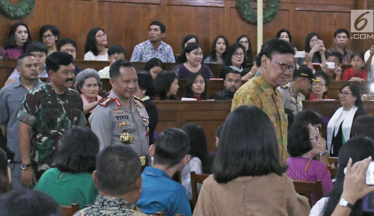 Mendagri Tjahjo Kumolo, Kapolri Jendral Polisi Tito Karnavian dan Panglima TNI Marsekal Hadi Tjahjanto saat meninjau malam Misa Natal di Gereja Protestan Indonesia Barat (GPIB) Immanuel, Gambir, Jakarta, Minggu (24/12). (Liputan6.com/Herman Zakharia)