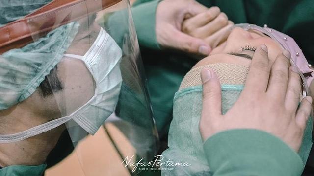 Lahirkan Anak Pertama, Ini 6 Momen Persalinan Chaca Thakya Istri Ricky Perdana