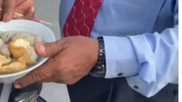 Viral Penjual Bakso Keliling di Balikpapan Tampil Necis Pakai Kemeja, Dasi dan Sepatu Pantofel