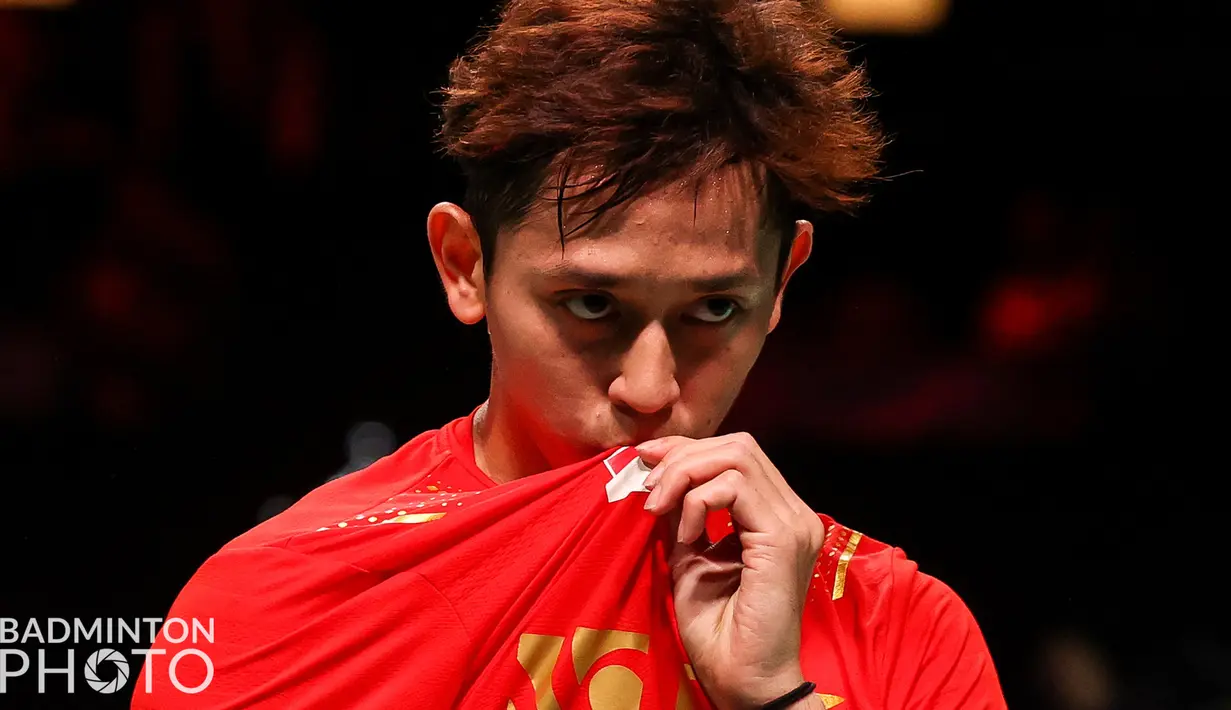 Bahkan Muhammad Rian Ardianto yang berpasangan dengan Fajar Alfian mencium lambang negara Indonesia tersebut sebagai bukti kecintaan terhadap tanah air. (Badminton Photo/Yohan Nonotte)