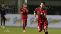 Pemain Timnas Indonesia U-19, Egy Maulana Fikri saat uji coba melawan Espanyol B pada laga persahabatan di Stadion GBLA, Bandung, (15/7/2017). Timnas U-19 kalah 2-4. (Bola.com/Nicklas Hanoatubun)