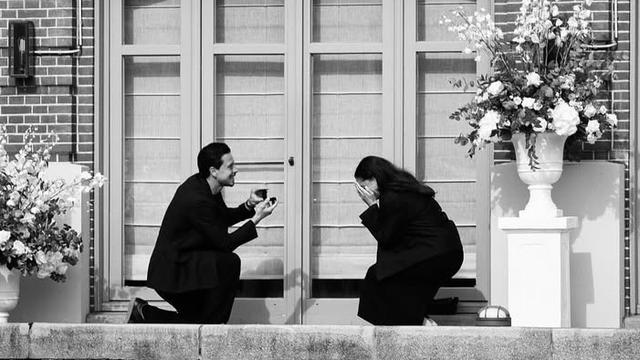 Gelandang Almere City, Thom Haye, melamar pasangannya, Bibeche Riva.