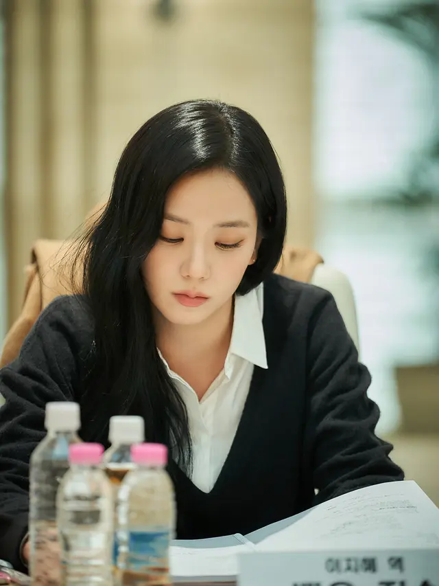 Jisoo BLACKPINK di momen reading film Omniscient Reader's Viewpoint. [Foto: Soompi]
