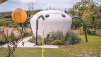Bangunan unik berbentuk UFO ternyata adalah sebuah tempat untuk menginap.