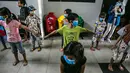 Anak-anak korban banjir bermain bersama relawan Forum Anak Jakarta Timur di tempat pengungsian di Gedung SD Kampung Melayu 01/02, Kebon Pala, Jakarta, Selasa (9/2/2021). Anak-anak diajak untuk bersenang-senang di tengah keterbatasan di pengungsian. (Liputan6.com/Faizal Fanani)
