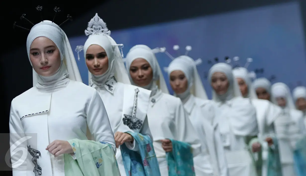 Sejumlah model membawakan busana rancangan Zaskia Sungkar  pada hari kedua Jakarta Fashion Week (JFW) 2016 di Senayan city, Jakarta, (25/10/2015). Kolaborasi itu menyajikan sebuah peragaan busana bertema Dynamic Bliss. (Liputan6.com/Herman Zakharia)