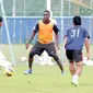 Pemain T-Team, Abdoulaye Maiga (tengah) saat berlatih di Lapangan Gong Badak, Kuala Terengganu, Malaysia, Selasa (26/01/2016). (Bola.com/Nicklas Hanoatubun)